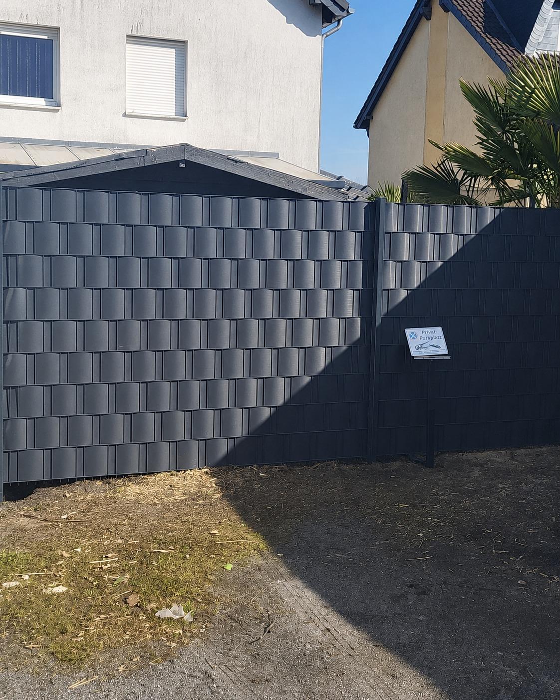 Moderne Sichtschutzanlage mit Gartenhaus als Beispiel unserer Arbeiten